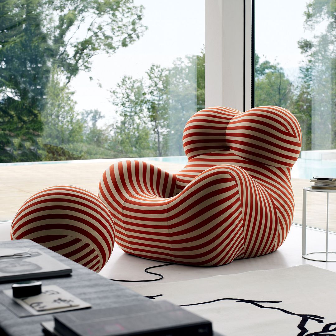 Sillón de formas redondeadas con puf a juego