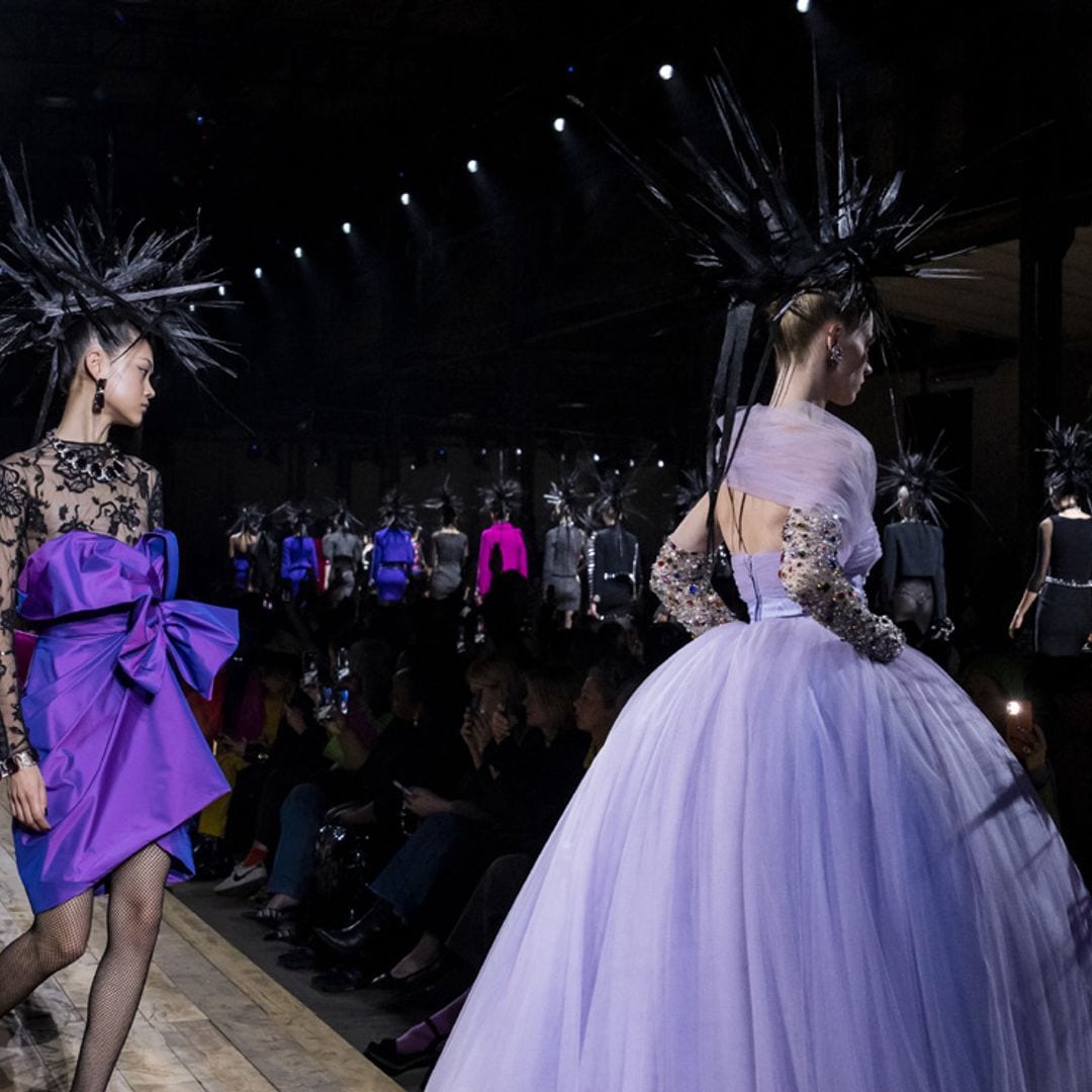La fusión del arte surrealista español con la estética punk inspira a Moschino