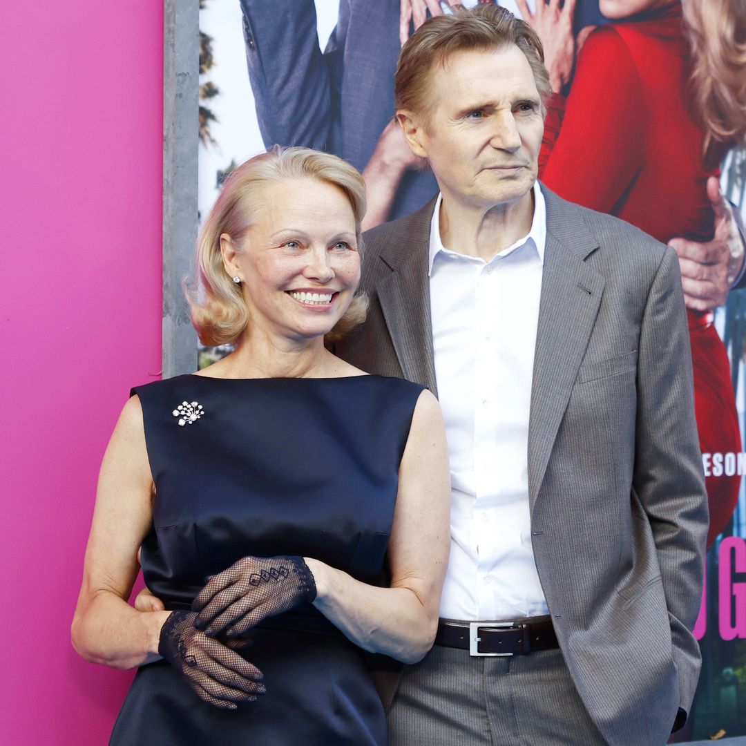 Pamela Anderson y Liam Neeson en el estreno de The Naked Gun en Nueva York el 28 de julio de 2025