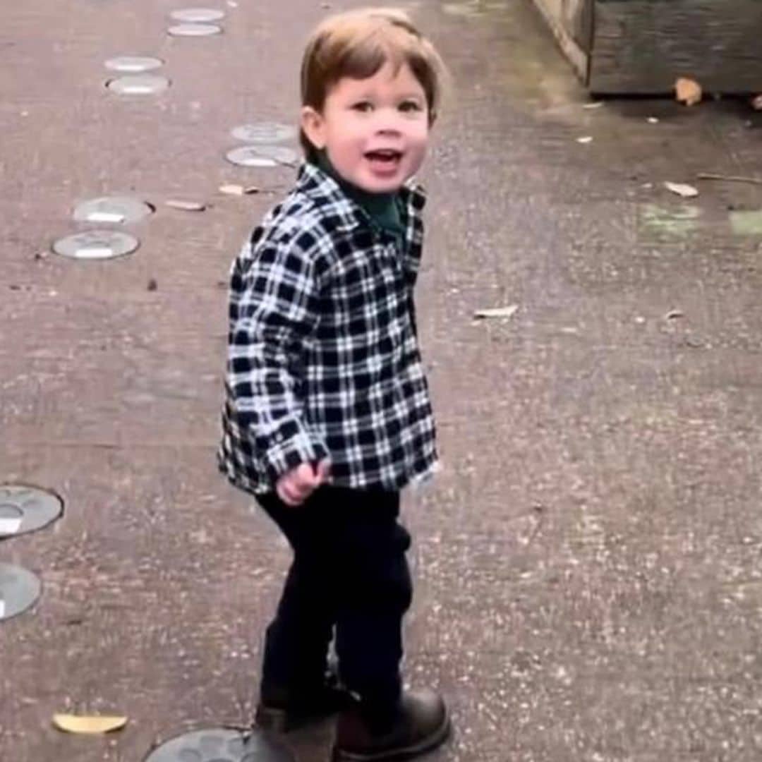Corriendo, bailando… August, el hijo de Eugenia de York, como nunca le habíamos visto en su 2º cumpleaños