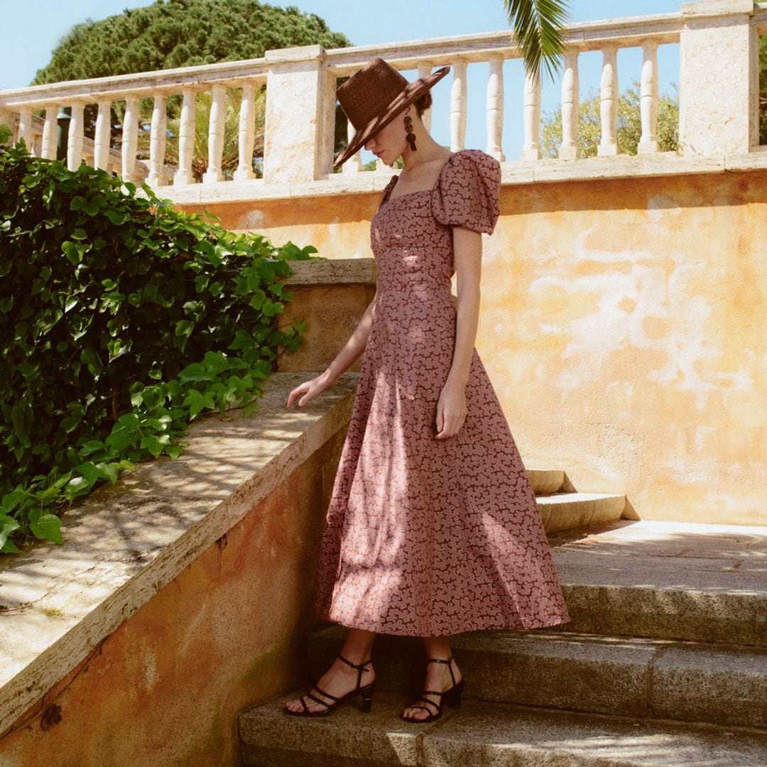 Los vestidos que una experta en moda llevaría tanto a una comida con amigas como a una boda