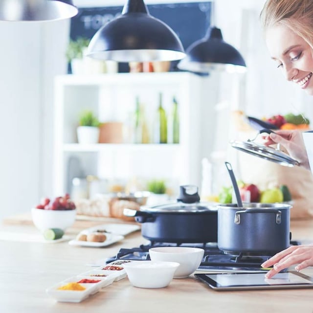chica cocina tablet
