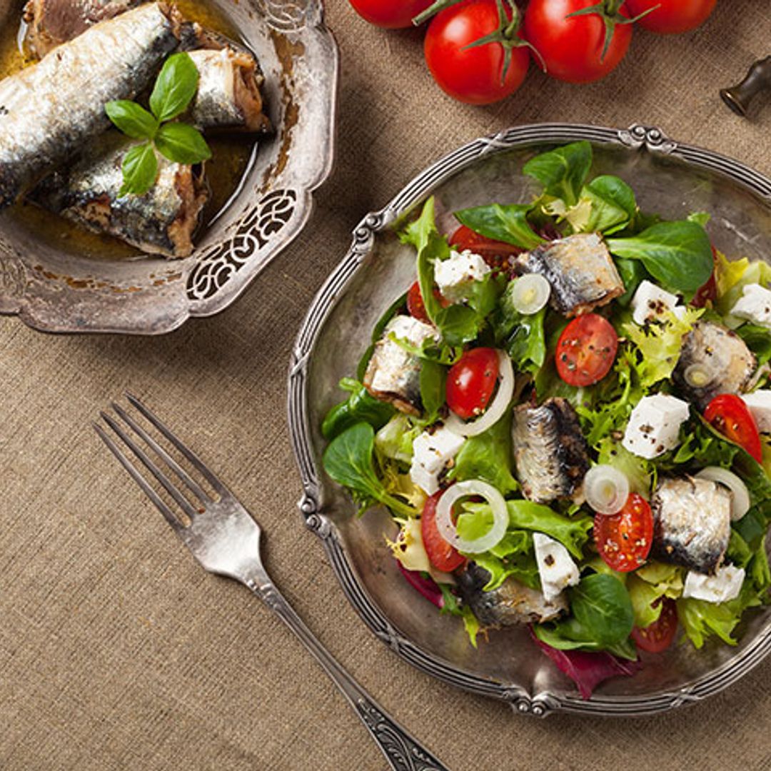 Ensalada de sardinas con queso feta