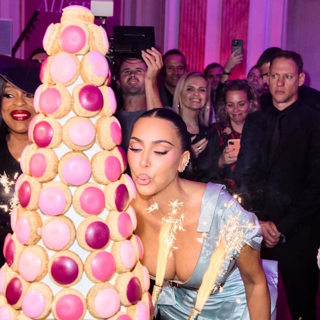 Kim Kardashian celebra a lo grande su cumpleaños 45 en París