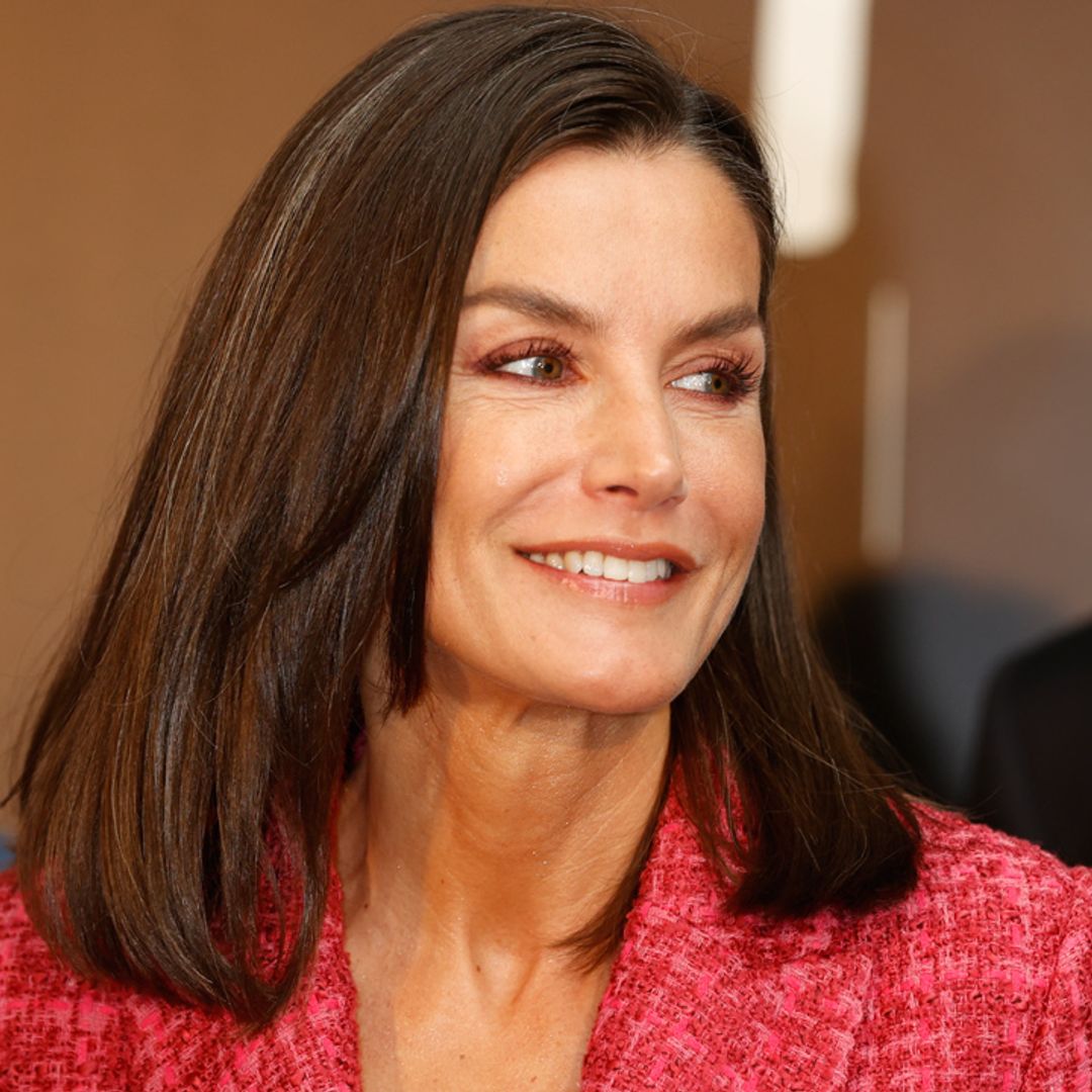 La reina Letizia estrena una chaqueta de Mango y recurre a las deportivas en su último look de trabajo
