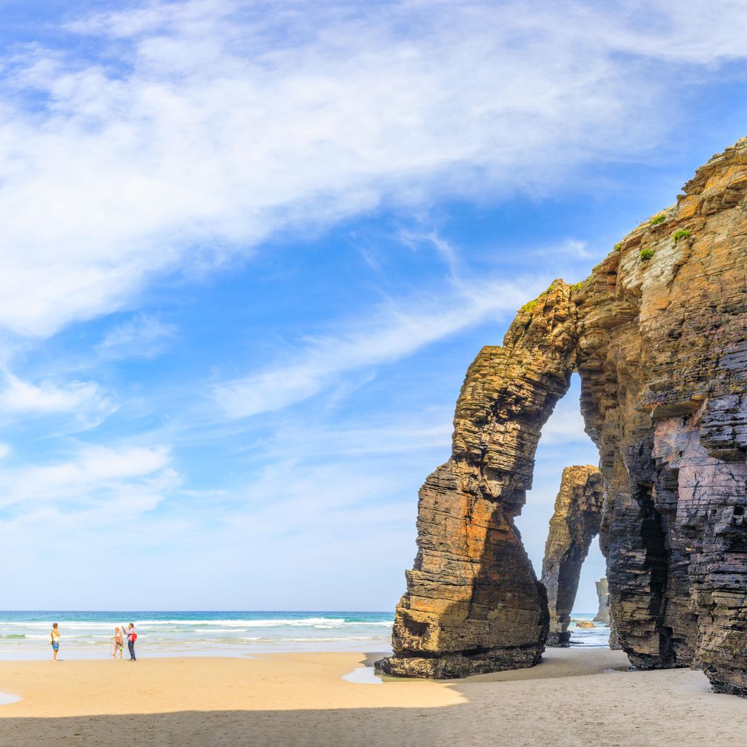 La playa que desaparece dos veces al día y es uno de los paisajes más sorprendentes de España