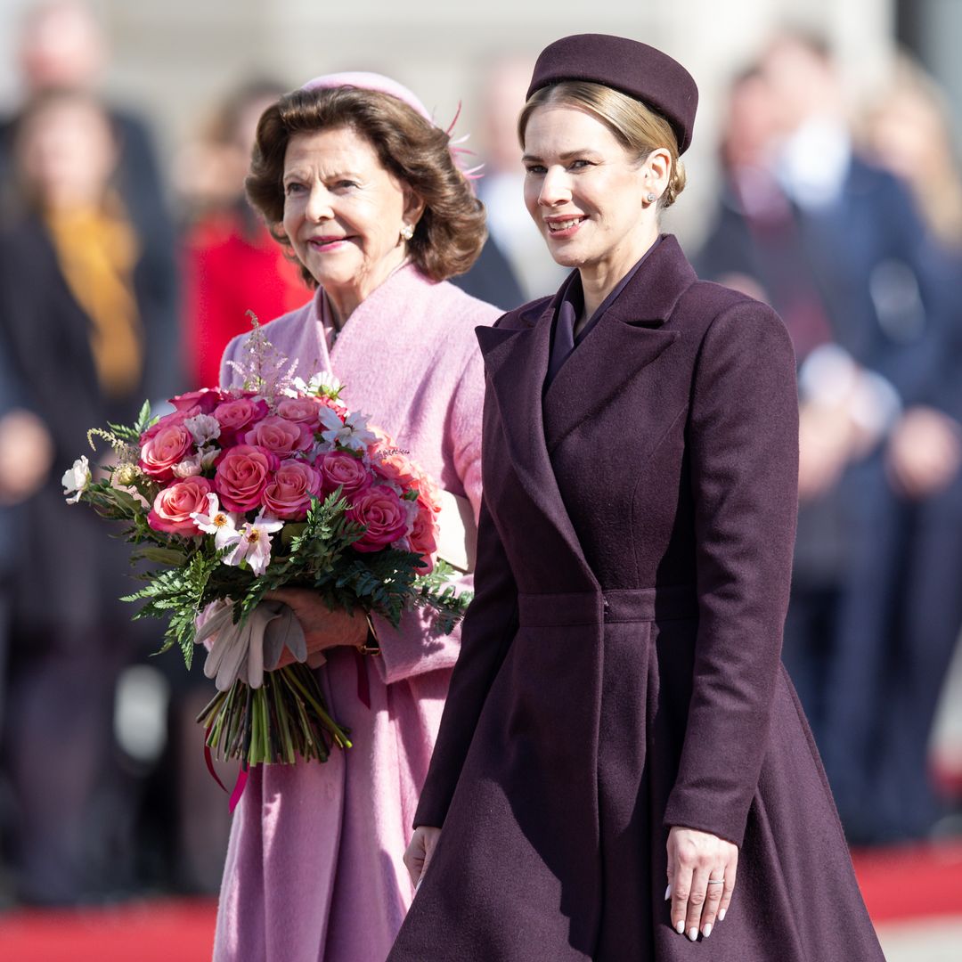 Silvia de Suecia revive el estilo de Jackie Kennedy y Diana de Gales con su look rosa en Polonia