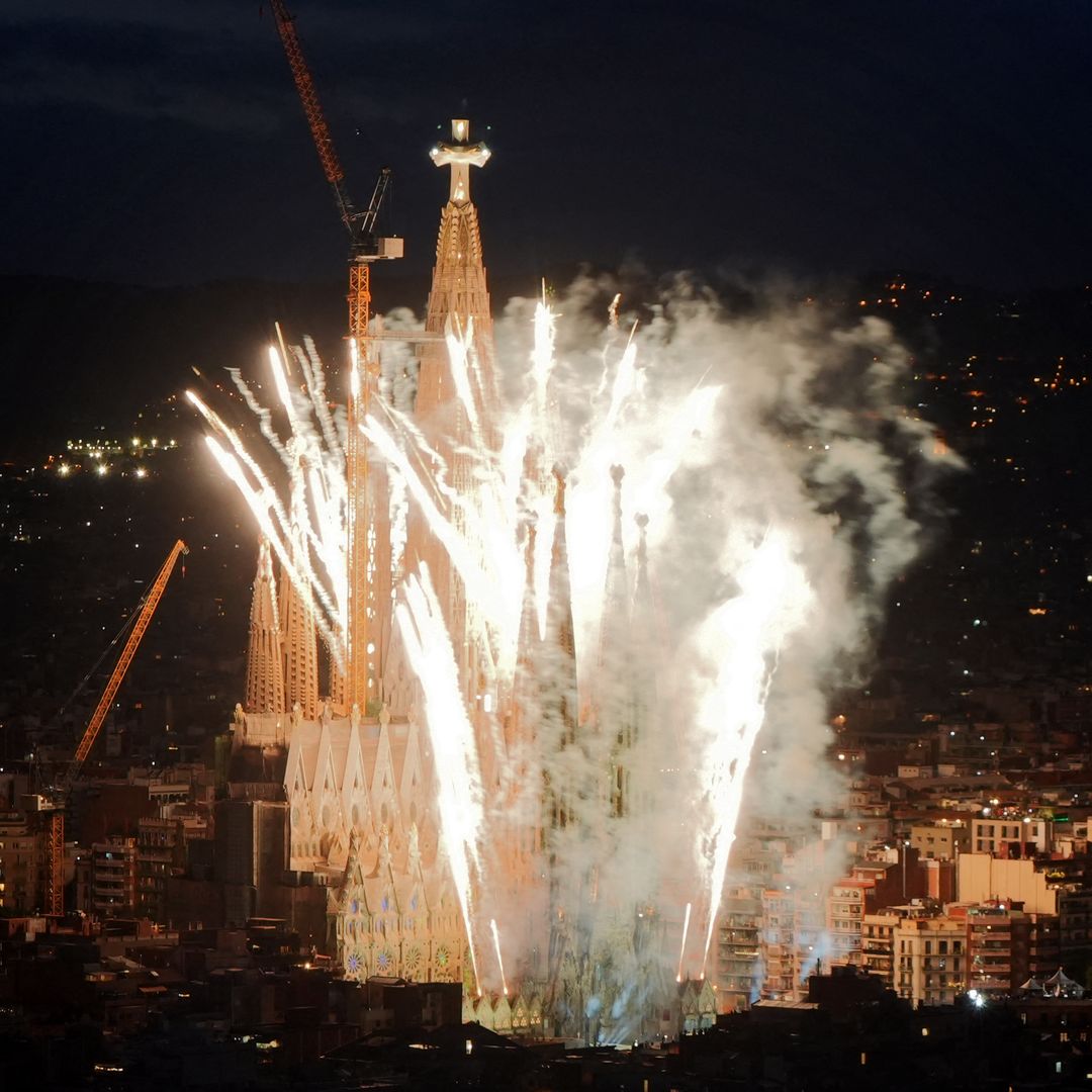 Barcelona estalla en una tormenta de emoción y fuegos artificiales por Gaudí ante el Papa y los Reyes: "Primero el amor"