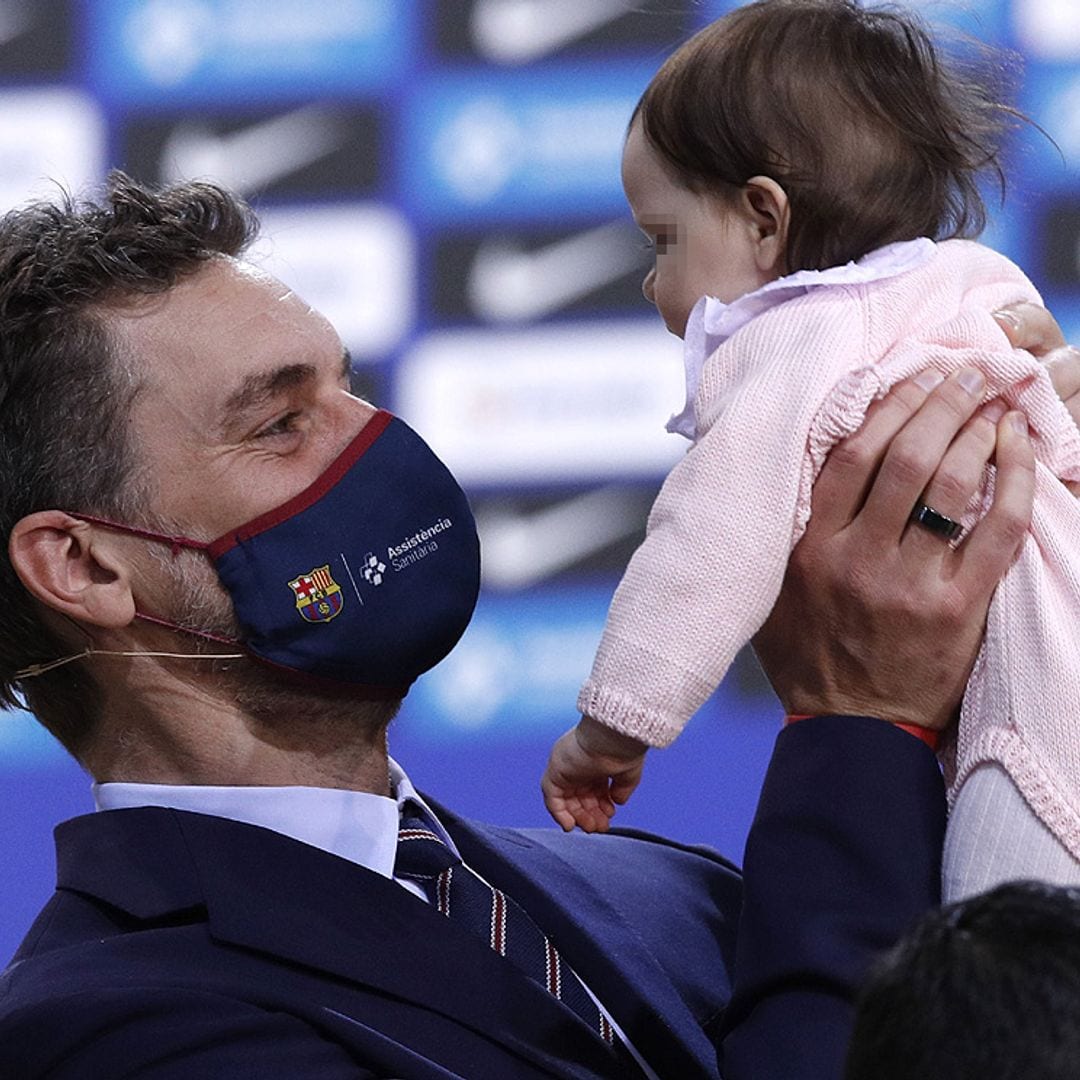 Ellie, la hija de Pau Gasol y Cat McDonnell, protagonista de la presentación de su padre como jugador del Barça