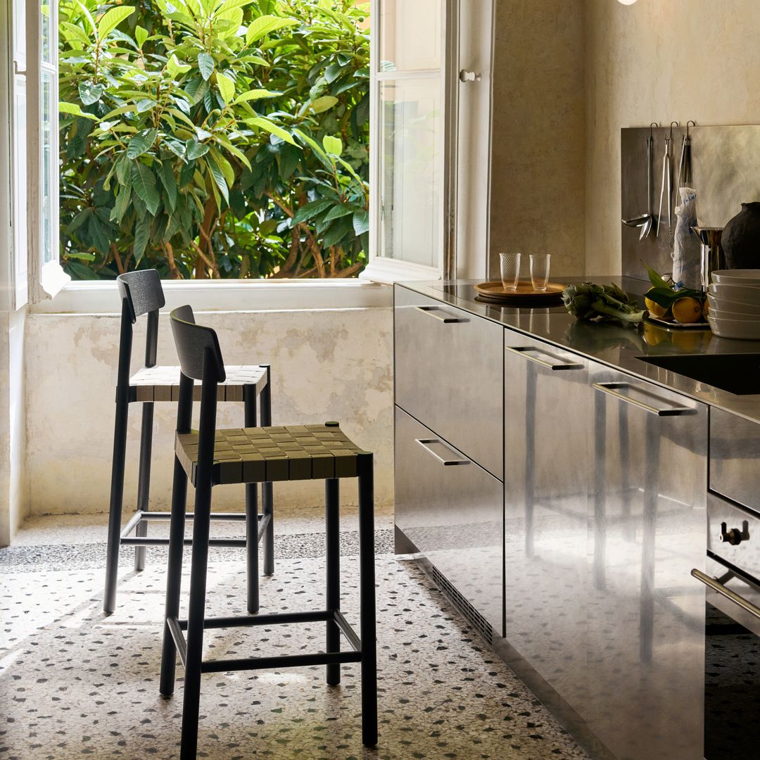 10 taburetes de cocina que son tendencia y están arrasando en 2025 (y querrás en tu casa)