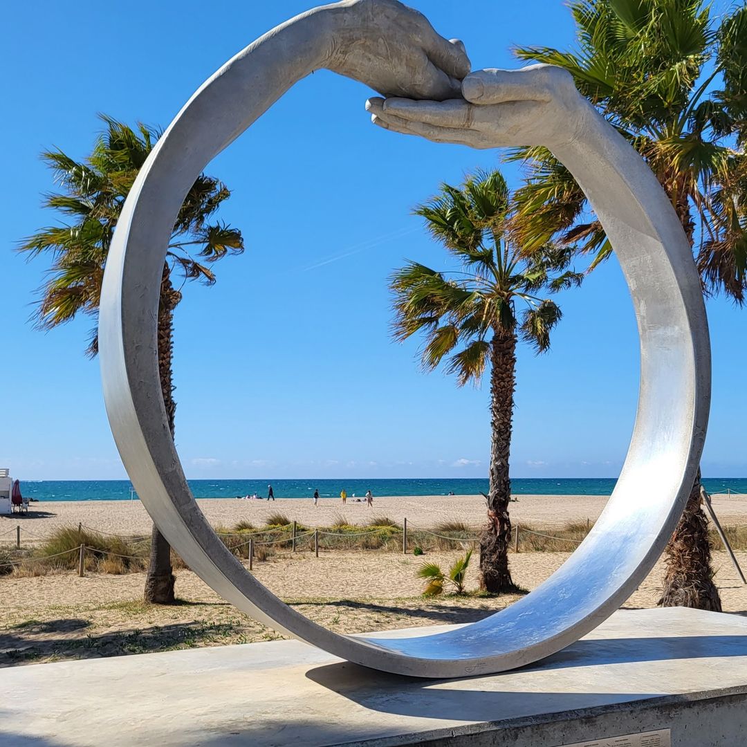 Moderna escultura en la playa de Castelldefels, Barcelona
