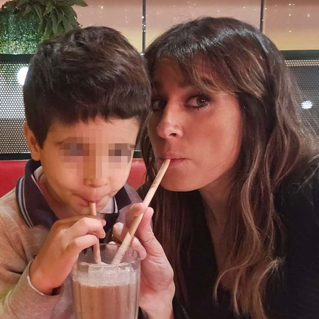 De su nacimiento en directo a su pasión por el fútbol: Hugo, el hijo de Isabel Jiménez, cumple siete años