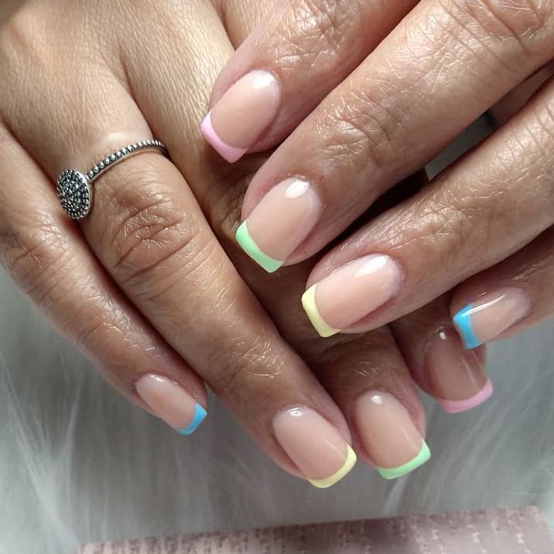 Uñas acrílicas con francesa de colores