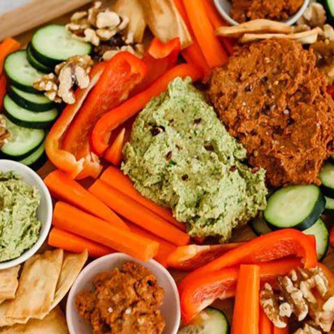 Tabla de hummus, crudités y frutos secos
