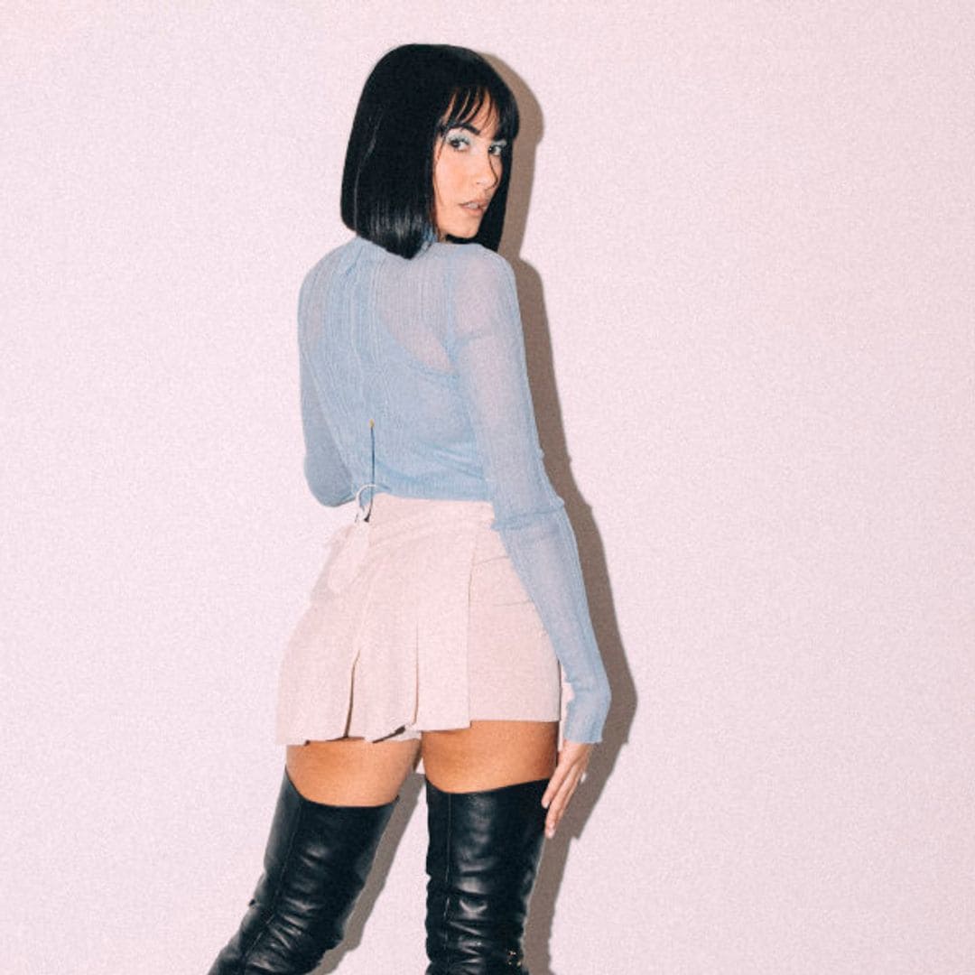 El rompedor conjunto de Aitana con minifalda tableada y botas de efecto 'piernas infinitas'