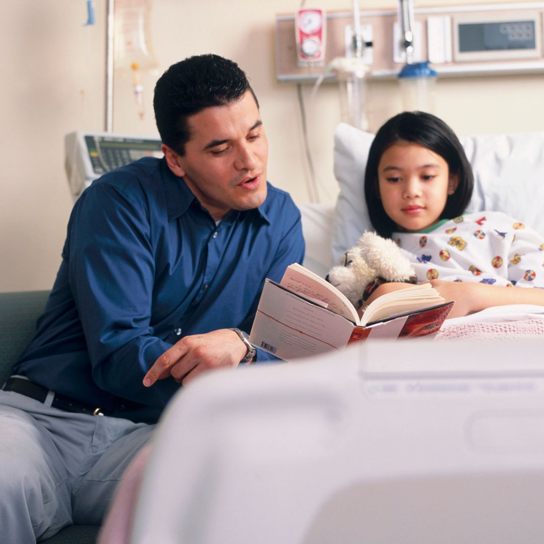 Dra. Laia Vega, intensivista, sobre los beneficios de leer a tus hijos en el hospital: "La voz de la familia no sustituye a la medicina, pero aporta humanidad"