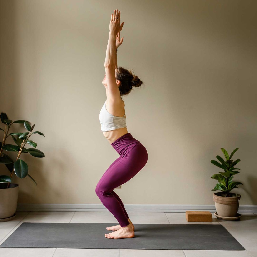 Utkatasana, la postura de yoga que fortalece piernas y glúteos y pone a prueba tu resistencia