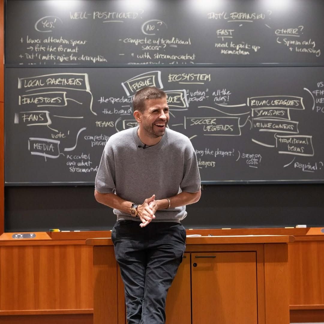 Las fotos de Gerard Piqué como 'profesor' en Harvard para analizar el fenómeno de la 'Kings League'