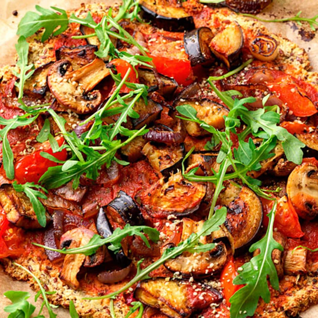Pizza de coliflor con berenjena y champiñón