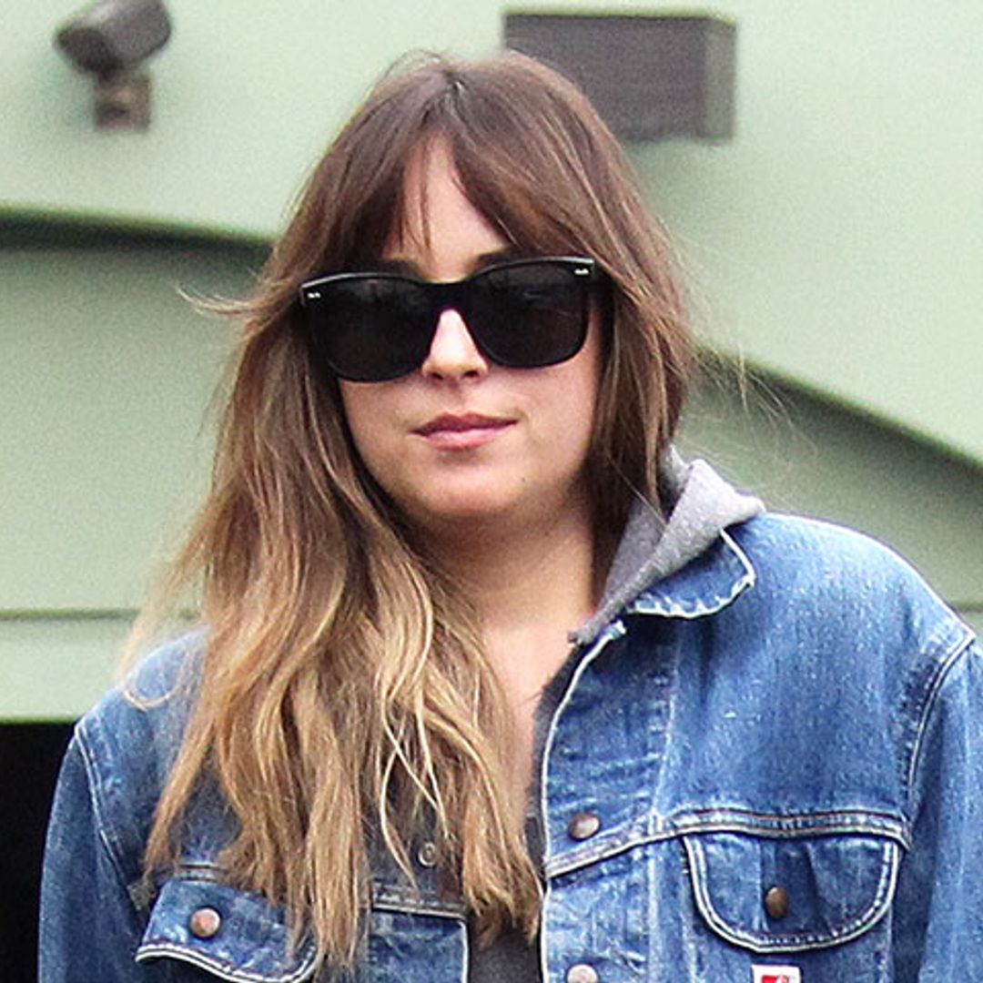 Dakota Johnson y el look 'efortless' que ya tienes en tu armario