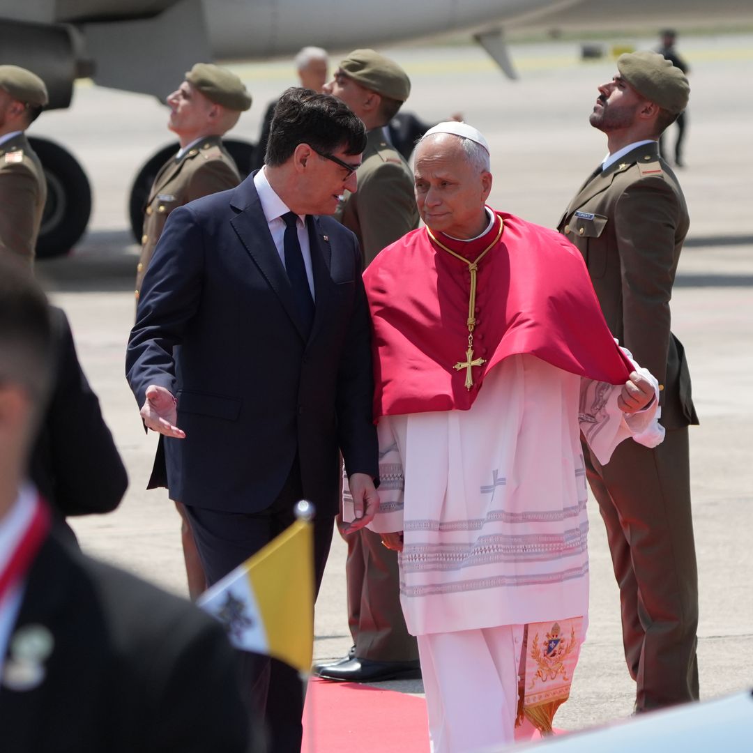 El papa León XIV saluda al presidente de la Generalitat de Cataluña, Salvador Illa, a su llegada al aeropuerto internacional Josep Tarradellas Barcelona-El Prat