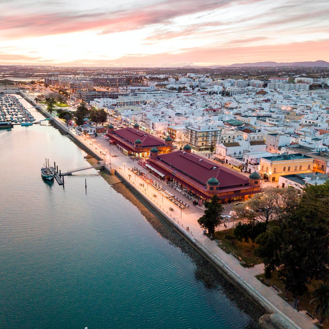 Panorámica del pueblo de Olhão con el mercado en primer plano, Algarve, Portugal