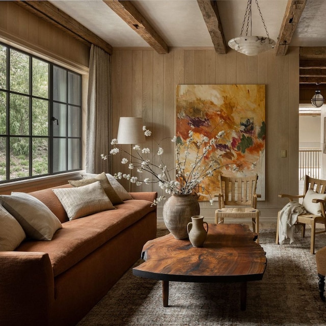 Salón con revestimientos y muebles de madera