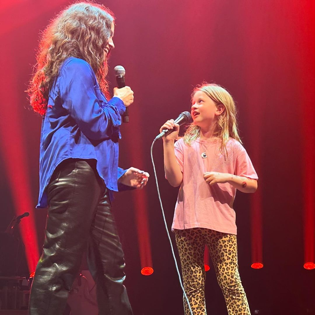El momentazo de Alanis Morissette cantando con su hija de ocho años en el escenario