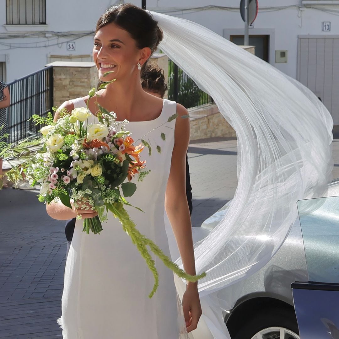 Flores en relieve y un larguísimo velo con cristales bordados: el vestido de novia de Victoria López de la Serna al detalle