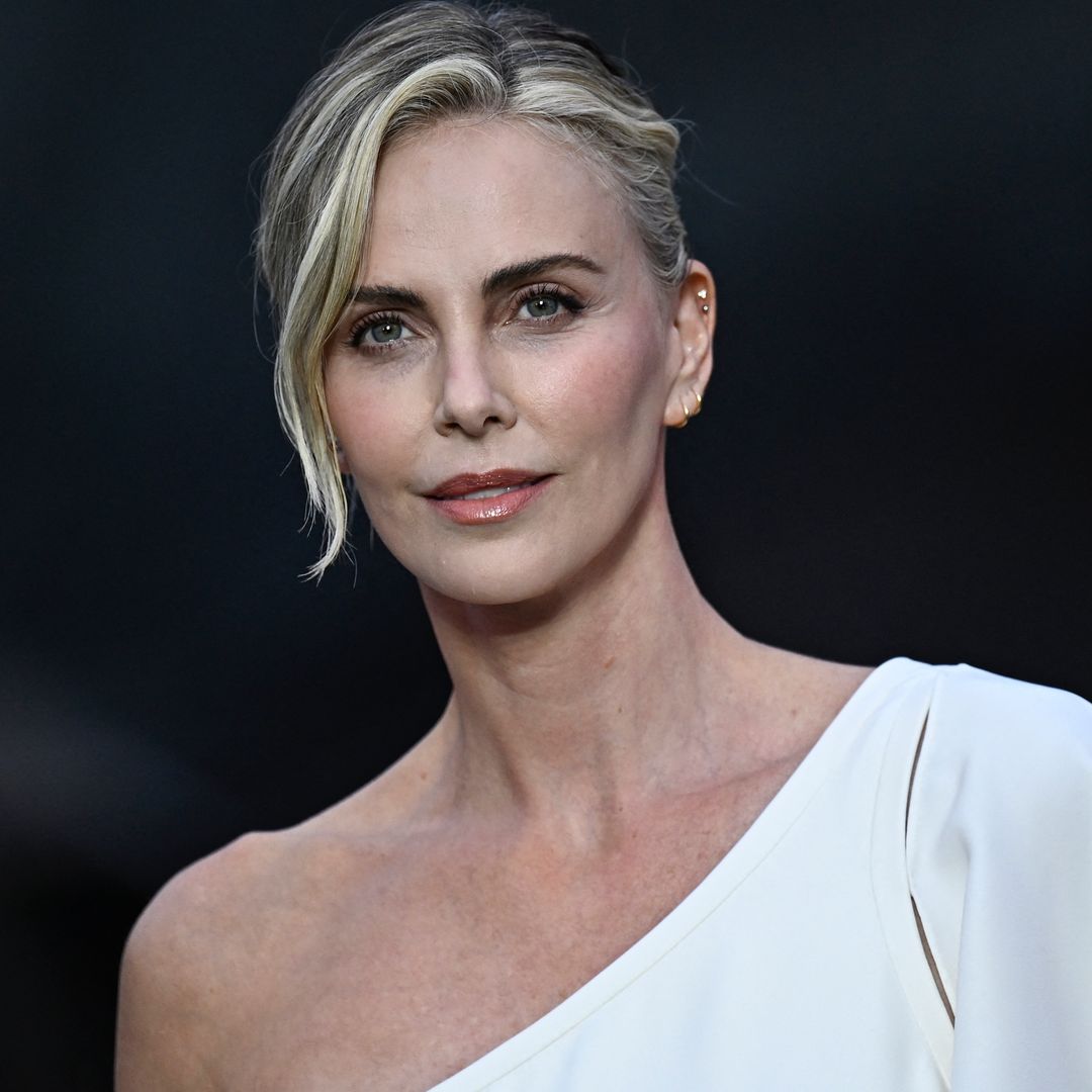 El día que Charlize Theron reveló que estuvo con un hombre 23 años menor que ella