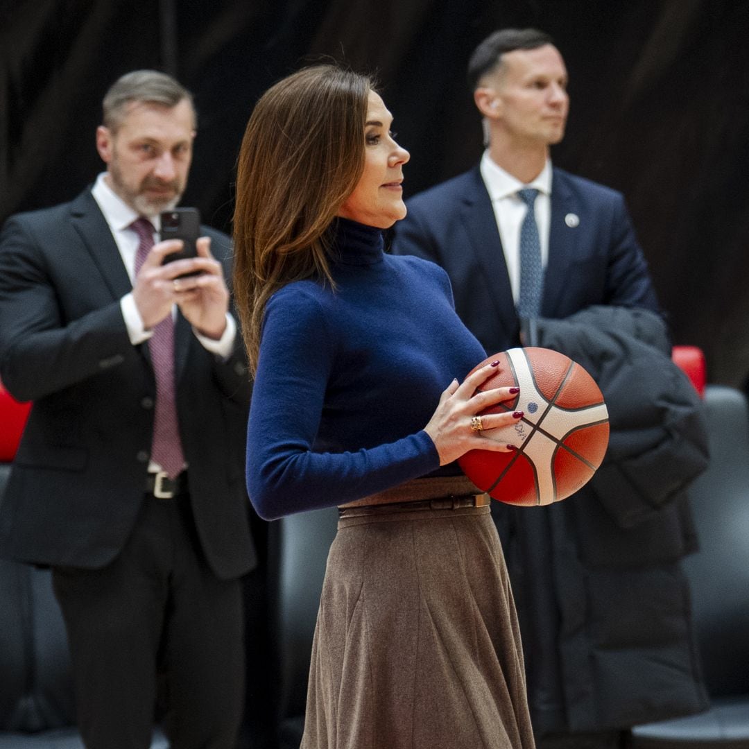Mary de Dinamarca, muy cómplice con el rey Federico, sorprende con su habilidad en el baloncesto en su viaje de Estado a los países bálticos