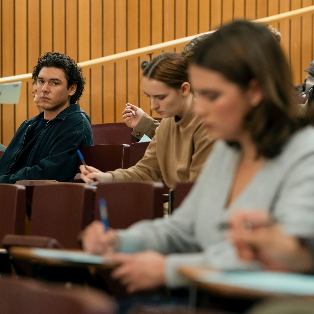 Garrett Graham (Belmont Cameli) and Hannah Wells (Ella Bright) de serie Off Campus