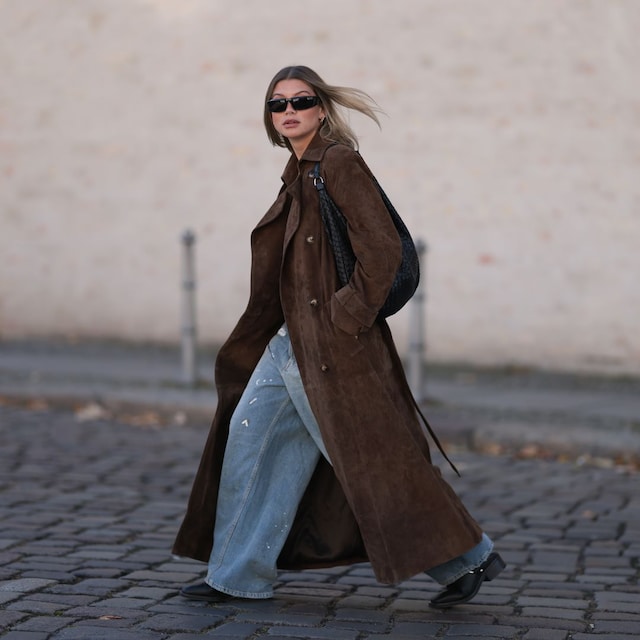 look con trench marron y vaqueros