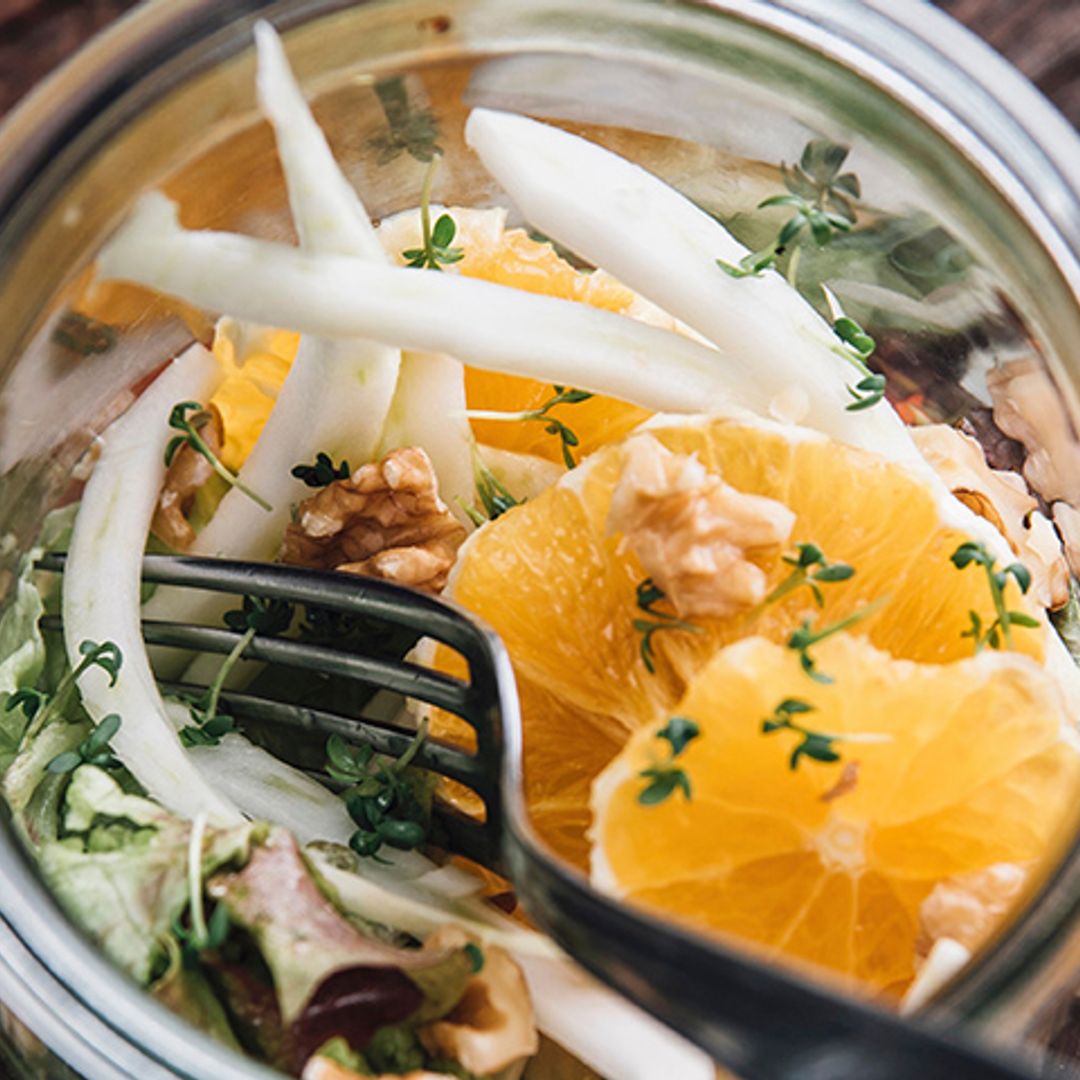 Ensalada de hinojo, brotes verdes, naranja y nueces