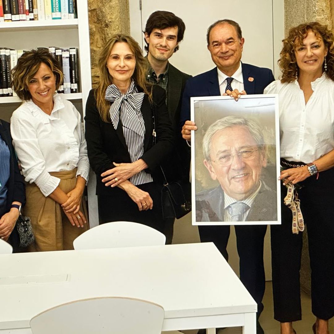 Sonsoles Ónega, arropada por su novio, vive un día de grandes emociones con su familia por los 2 homenajes a su padre en Lalín (Pontevedra)