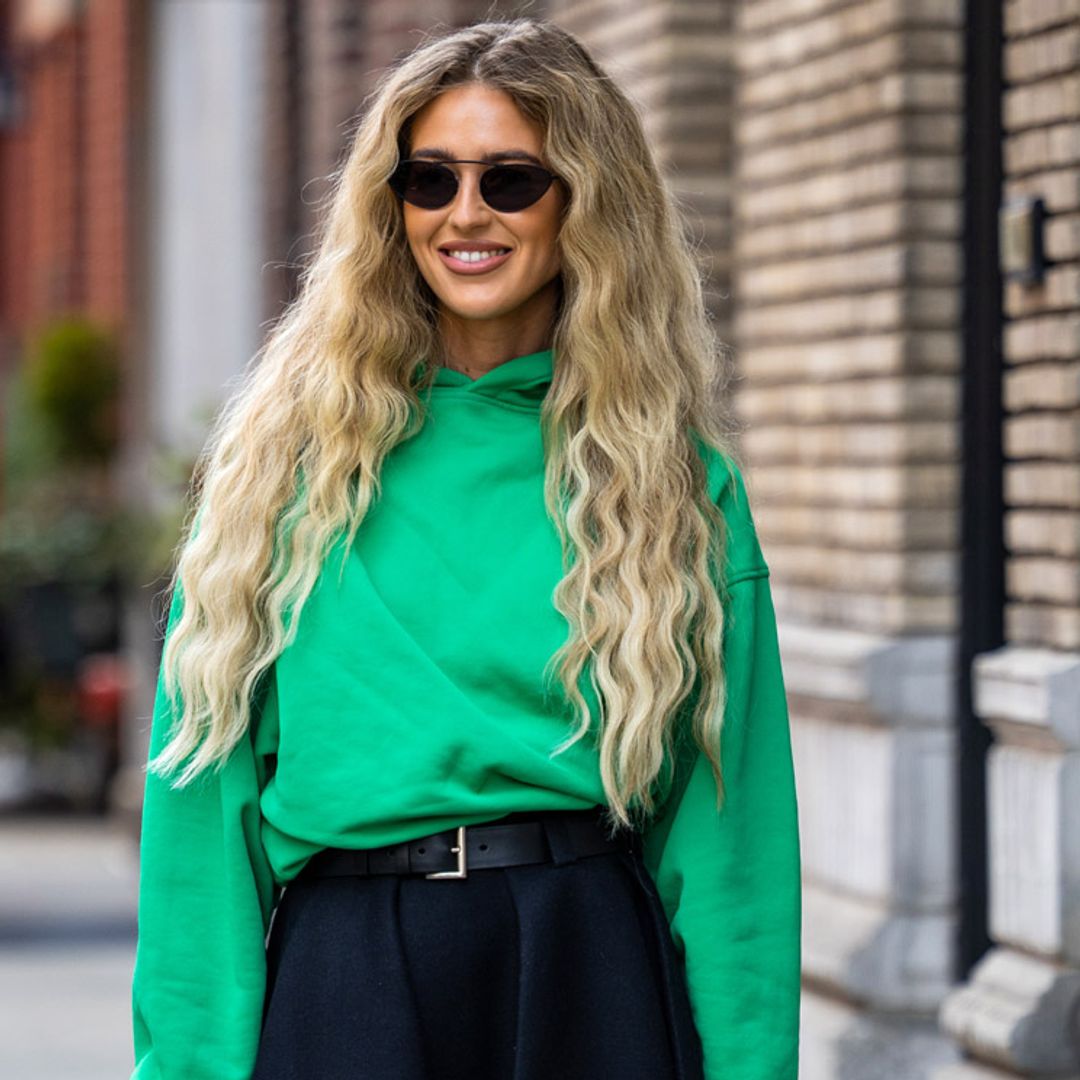 Las sudaderas 'todoterreno' que combinan con todo y que han enamorado a nuestra estilista