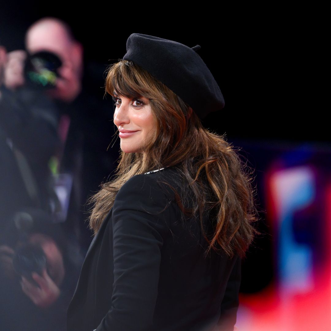 Penélope Cruz demuestra que la corbata es el accesorio más elegante a los 50+