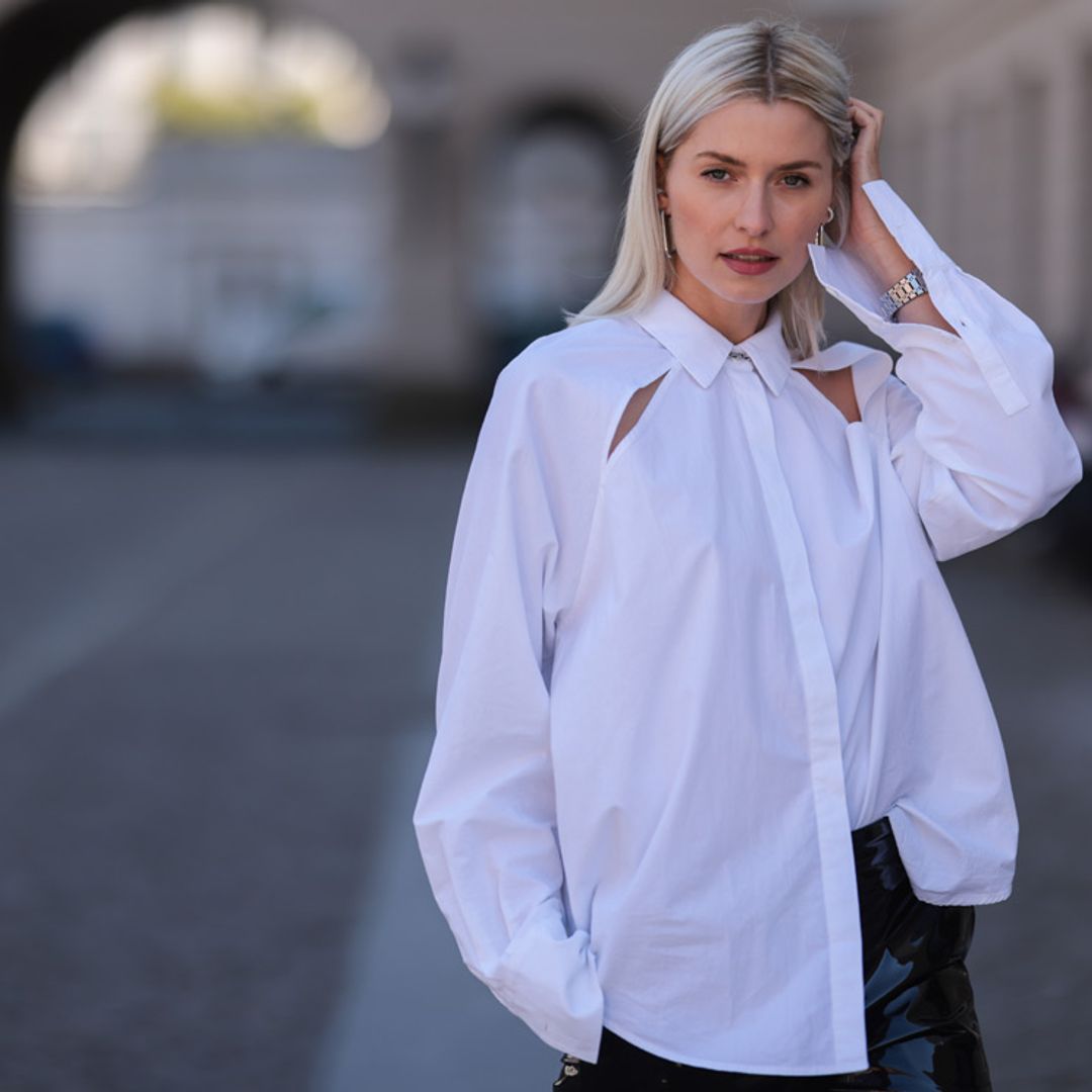 ¿Quieres renovar tu camisa básica? Solo necesitas un pañuelo estampado y este truco viral tan fácil