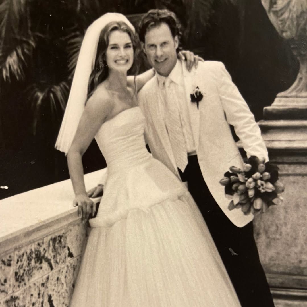 Brooke Shields abre su álbum de boda con motivo de su 25 aniversario: “Un cuarto de siglo… ¿Esto ya nos convierte en un matrimonio veterano?”