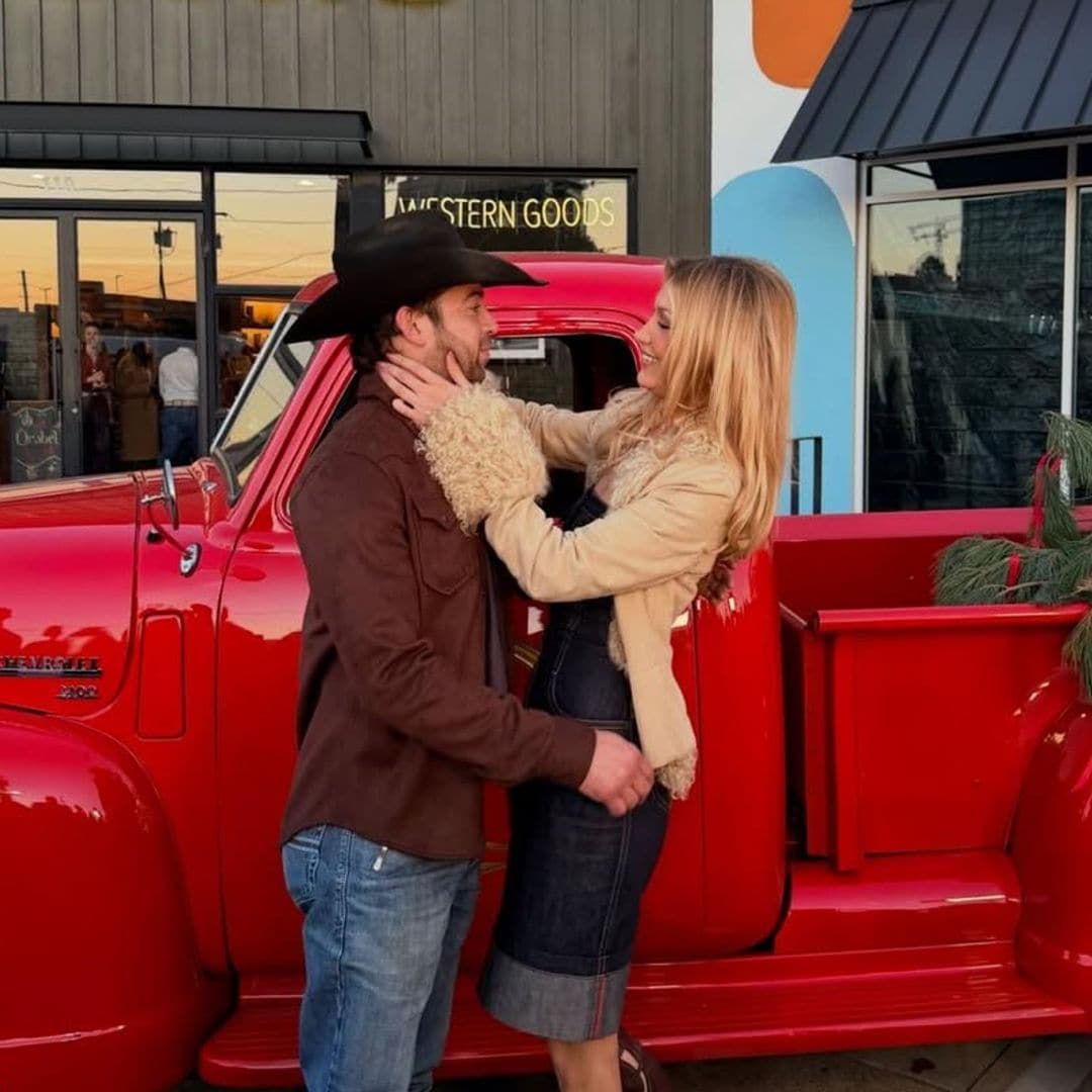 Bella Hadid y su romántico posado navideño al lado de su 'cowboy'