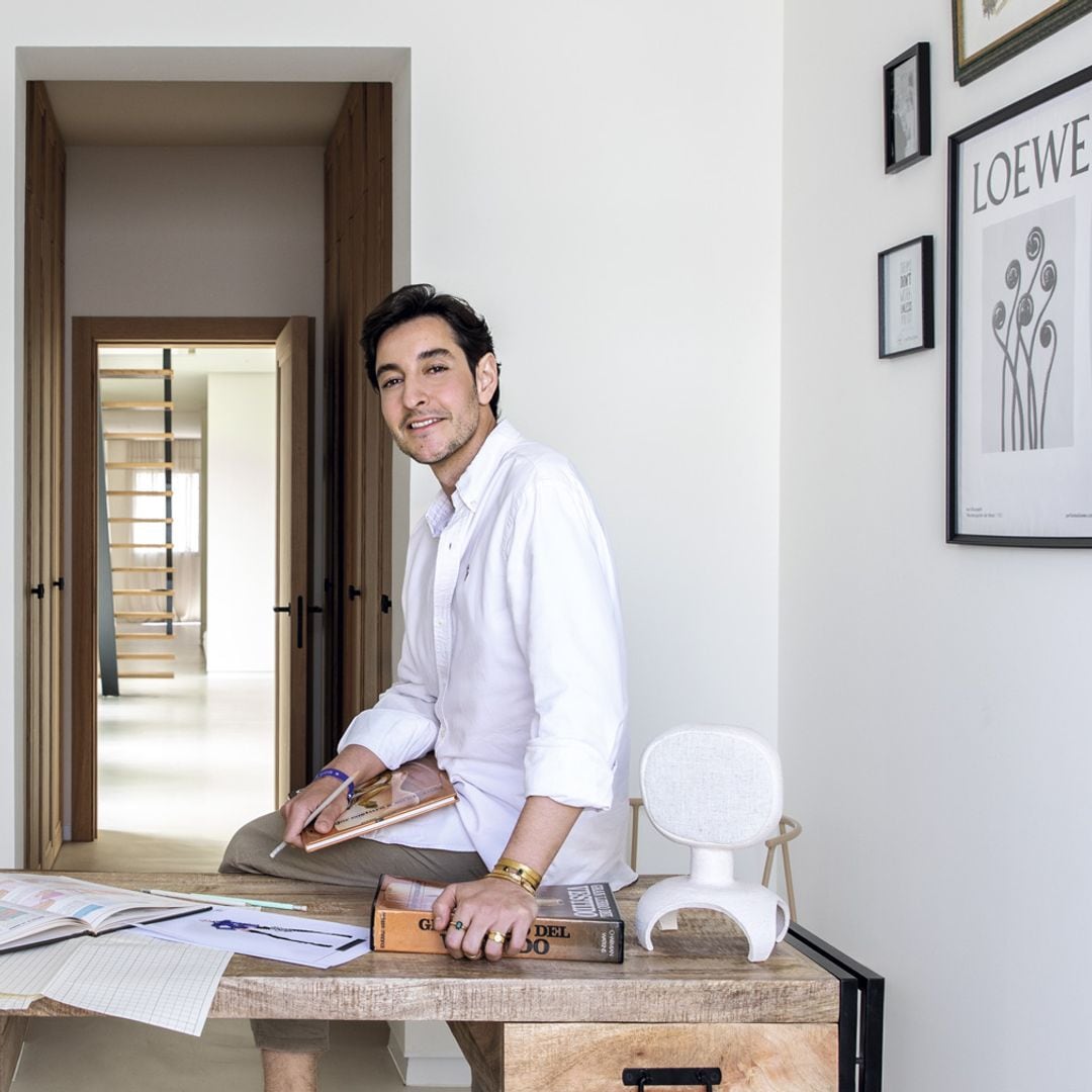 Entramos en la casa de Nicolás Montenegro, diseñador del vestido de novia de Gala González