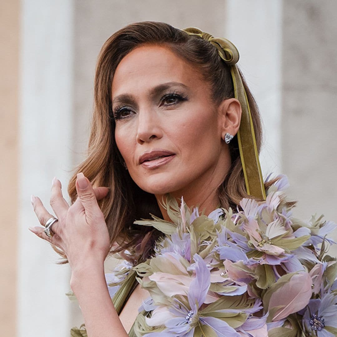 El truco para copiar el semirrecogido con lazo que Jennifer Lopez lleva a todos sus eventos