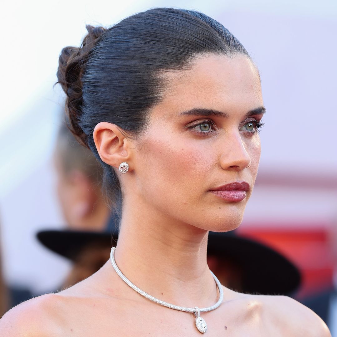 Sara Sampaio con ccejas rectas 