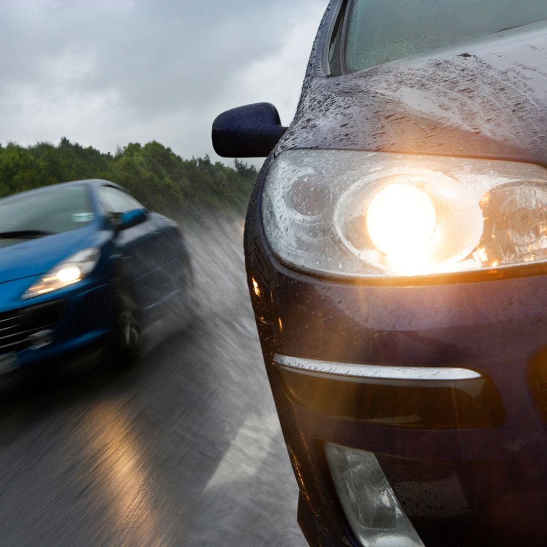 La DGT avisa: el error de confiar en el 'modo automático' de las luces puede costarte hasta 600 euros