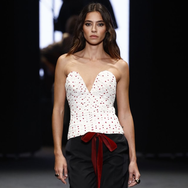 Rocío Crusset desfila para la colección "Pedro del Hierro" durante la Pasarela Cibeles Mercedes-Benz Fashion Week Madrid 2025 en Madrid, el jueves 20 de febrero de 2025.