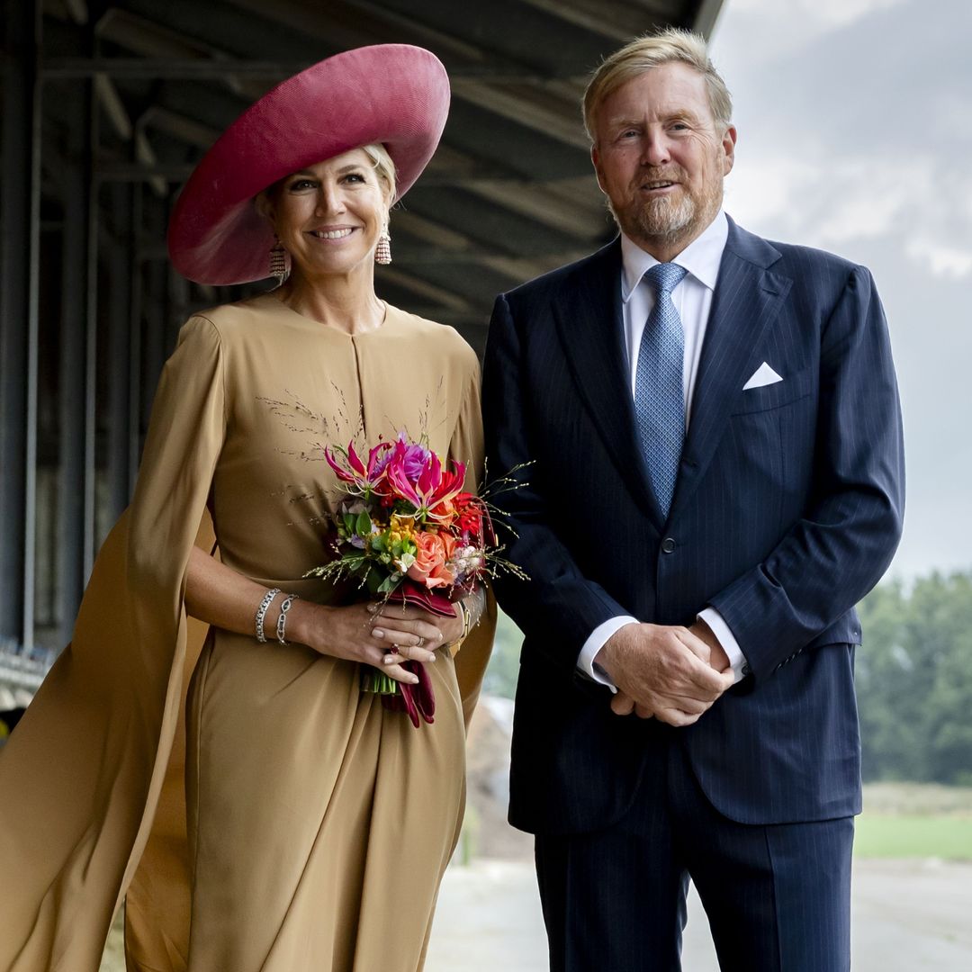 Máxima de Holanda lleva la elegancia al campo: vestido capa, pamela XL y pendientes de borlas para visitar una granja de vacas
