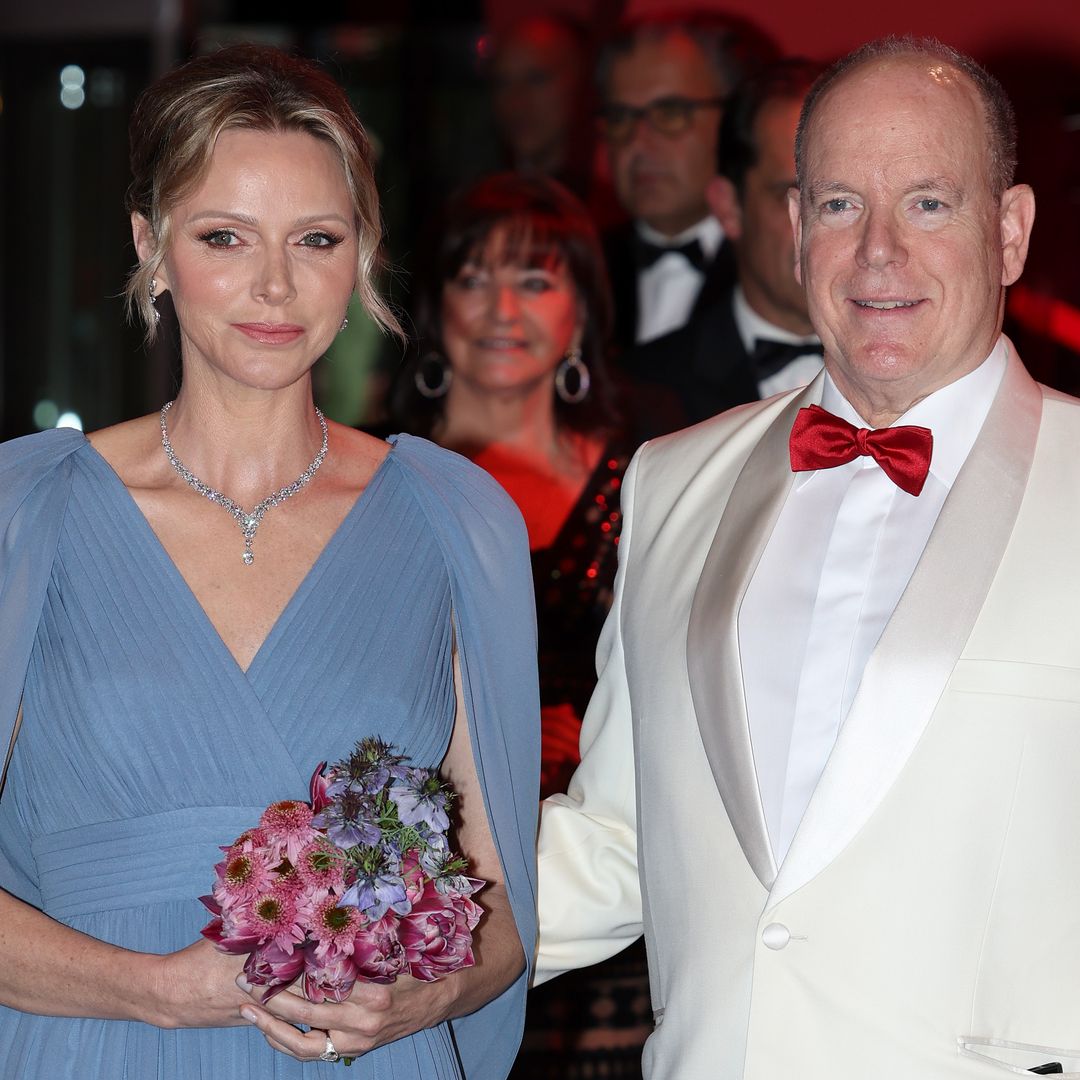 Charlène y Alberto de Mónaco presiden la noche benéfica más glamurosa: fuegos artificiales, arte y estrellas en el Baile de la Cruz Roja
