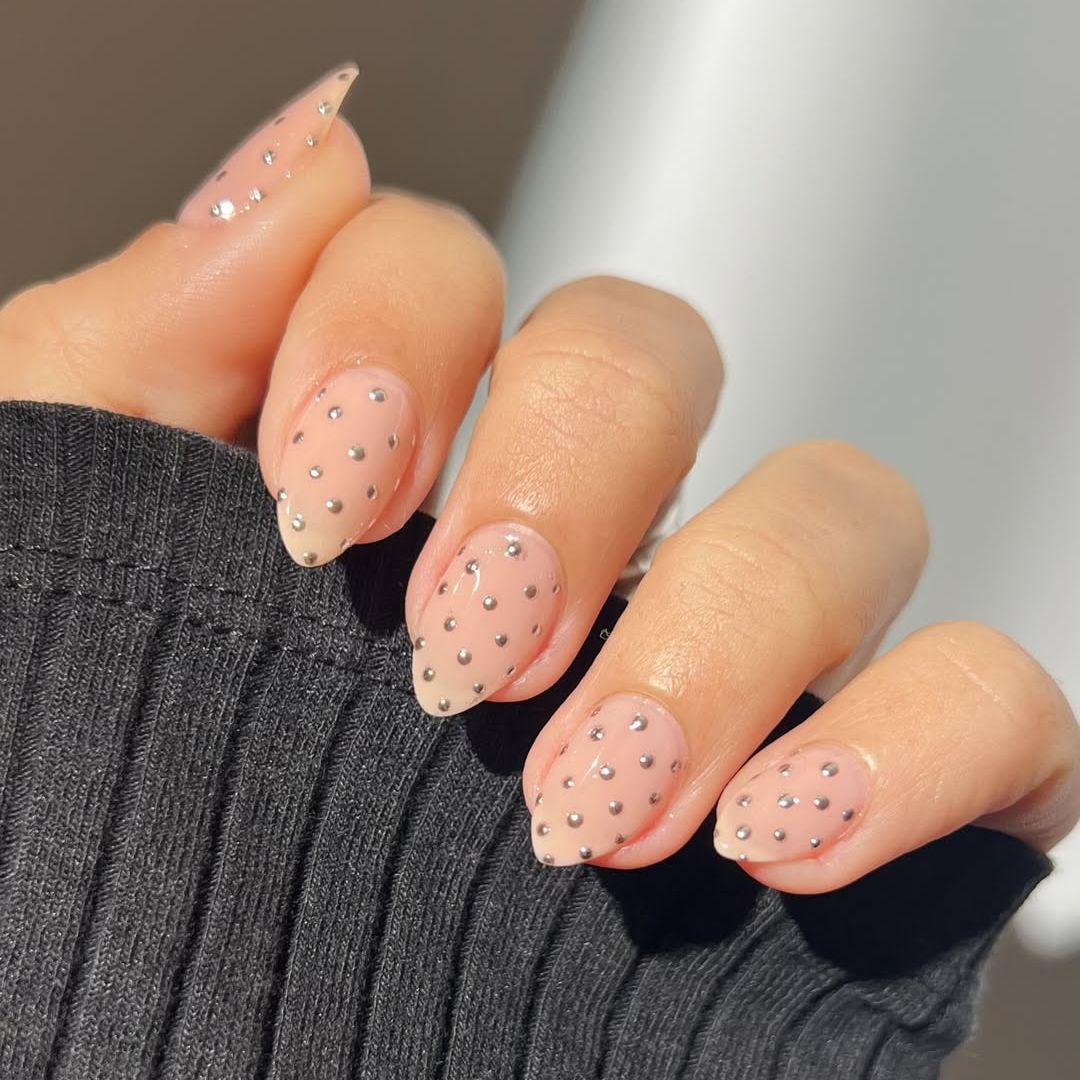 manicura clasica con detalles plateados