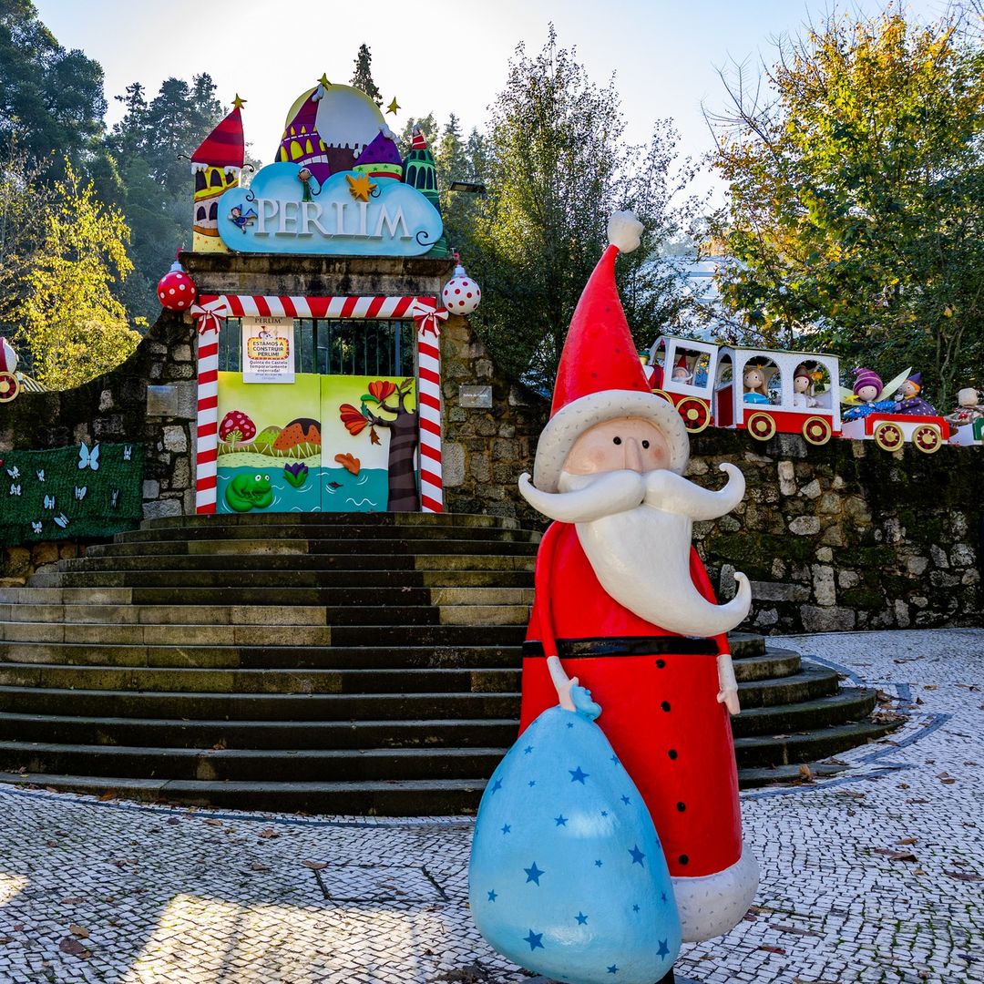 Perlim, el mercadillo y feria navideña más mágica de Portugal que se celebra en un castillo, en la ciudad de Santa María da Feria, cerca de Oporto