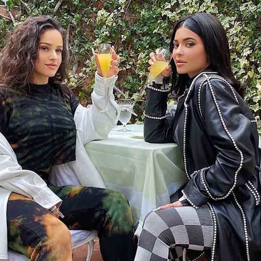 Rosalía y Kylie Jenner, el relajado brindis de dos estrellas 'mimosas' en Los Ángeles